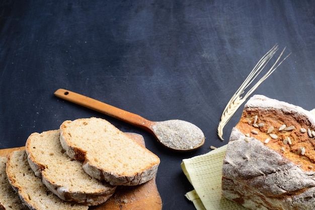 pane appena sfornato su sfondo nero