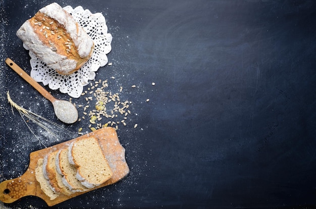 pane appena sfornato su sfondo nero