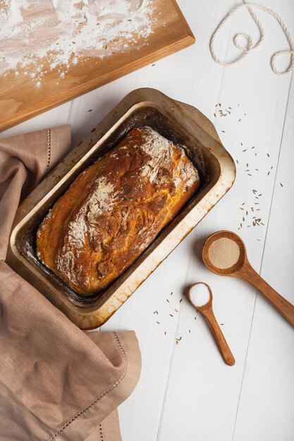 Pane appena sfornato su un tavolo bianco