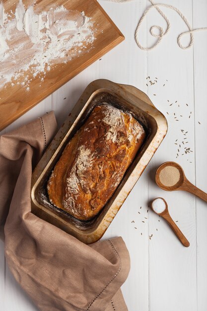 Pane appena sfornato su un tavolo bianco