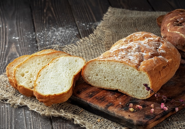 Pane appena sfornato su un tavolo di legno