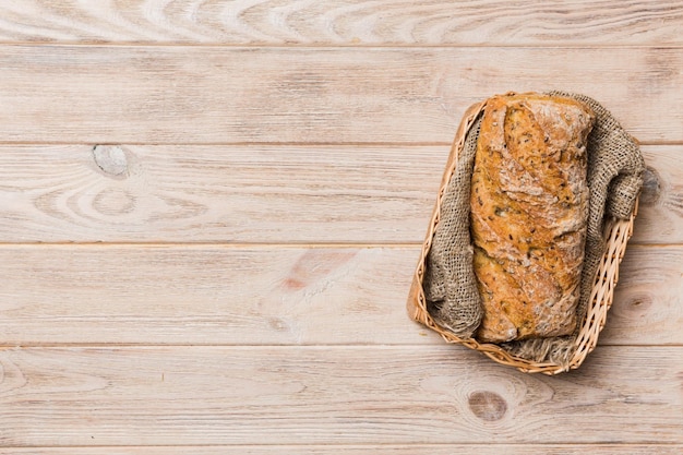 Pane appena sfornato sul cesto contro lo sfondo naturale vista dall'alto lo spazio della copia del pane