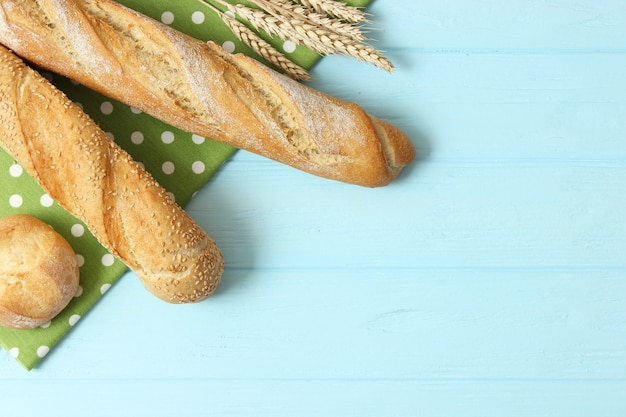 Pane appena sfornato sul primo piano del tavolo