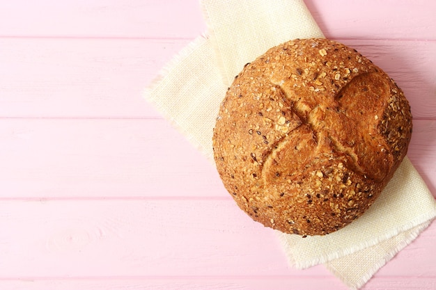 Pane appena sfornato sul primo piano del tavolo