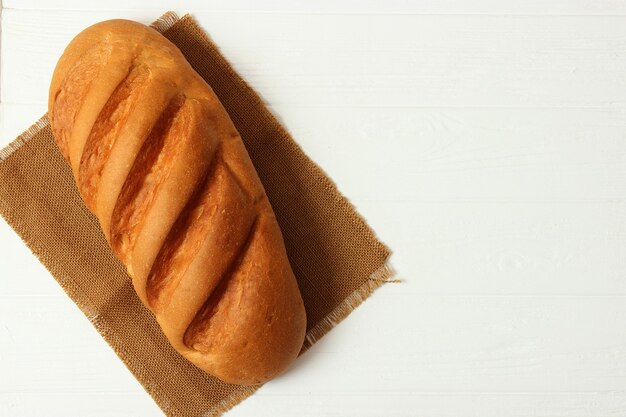 Pane appena sfornato sul primo piano del tavolo