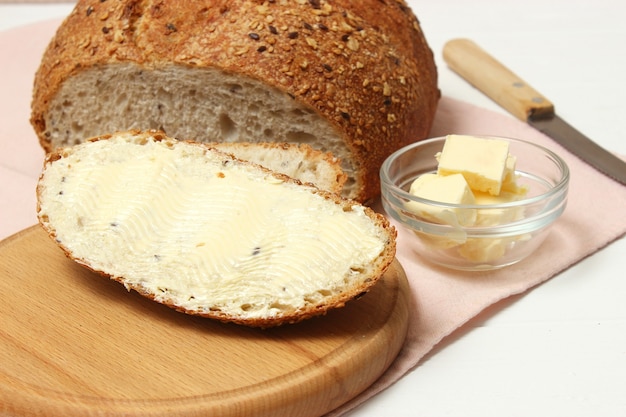 Pane appena sfornato sul primo piano del tavolo