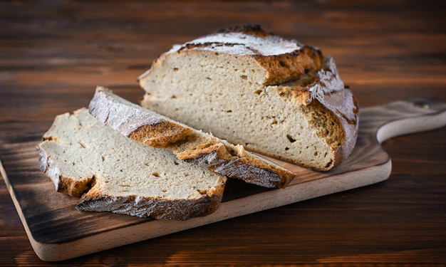 pane appena sfornato sul tavolo da cucina marrone