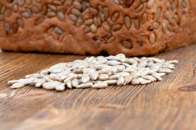 Pane appena sfornato sul tavolo della cucina