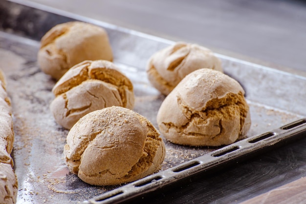 Pane appena sfornato sul tavolo scuro