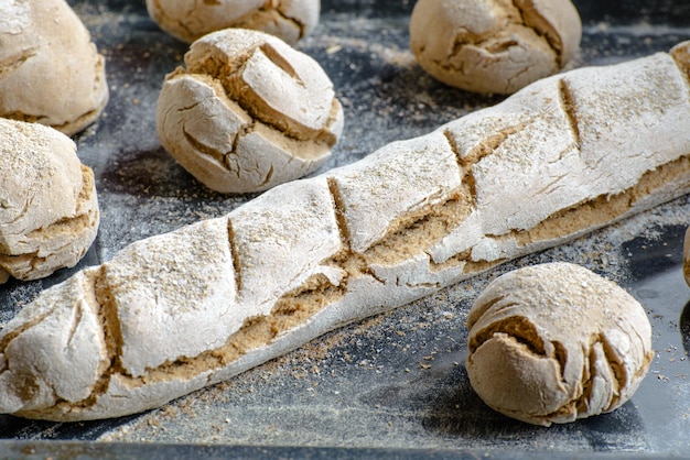 Pane appena sfornato sul tavolo scuro