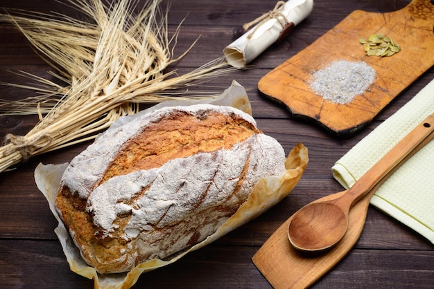 Pane appena sfornato sul tavolo