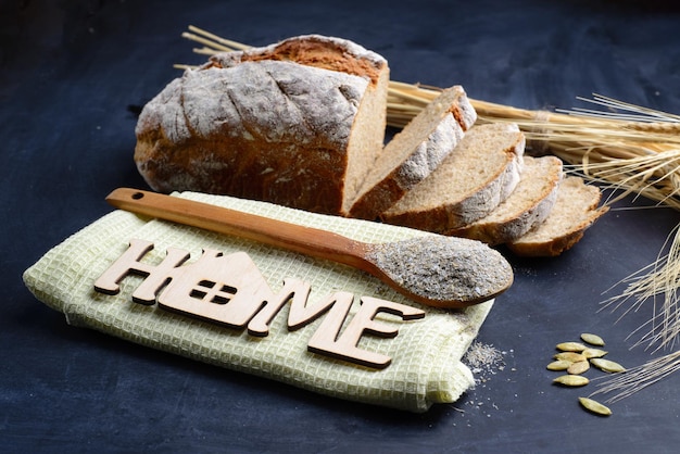 Pane appena sfornato sul tavolo