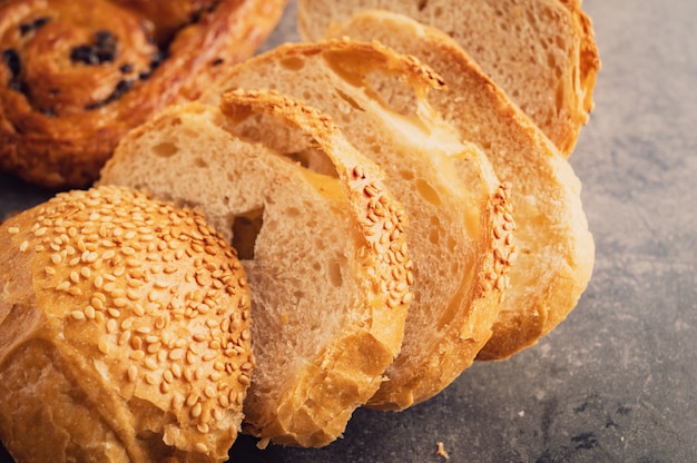 Pane appena sfornato sulla tavola di legno