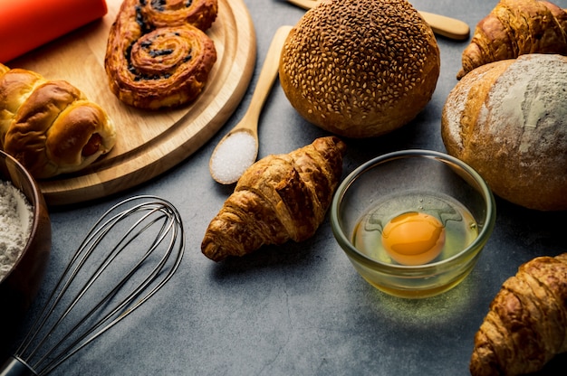 Pane appena sfornato sulla tavola di legno