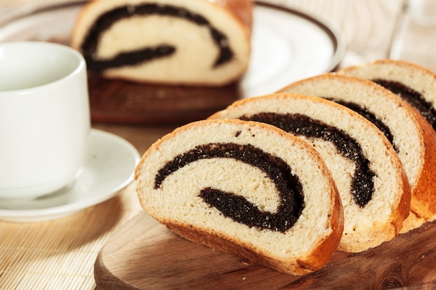 Pane appena sfornato sulla tavola di legno