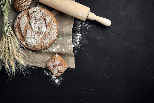 Pane appena sfornato sulla vista dall'alto del tavolo da cucina scuro
