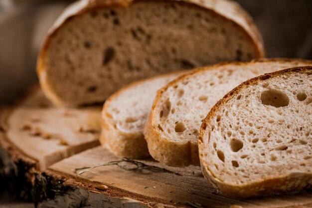 Pane appena sfornato tagliato a pezzi su una tavola di legno