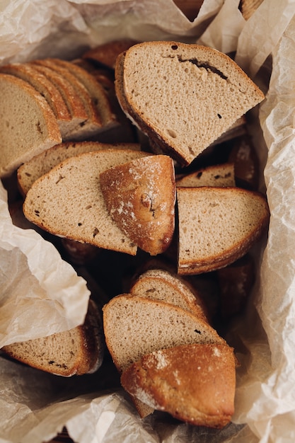 Pane appena sfornato tagliato in un cestino.