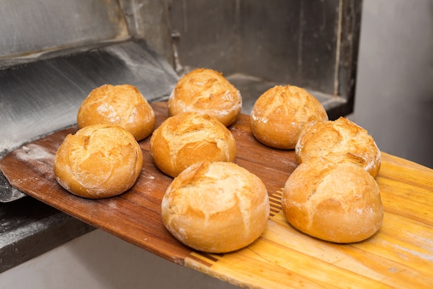 Pane appena uscito dal forno. Pane appena sfornato, tirato fuori con una pala.