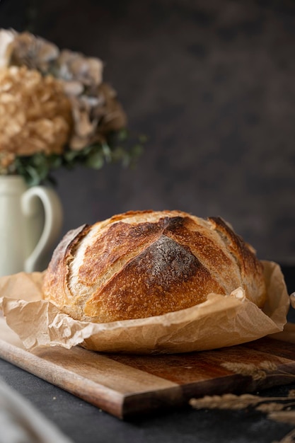 Pane artigianale a lievitazione naturale su sfondo scuro.