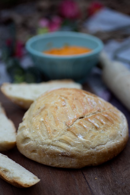 Pane artigianale affettato e spalmato con patè di carote vegane