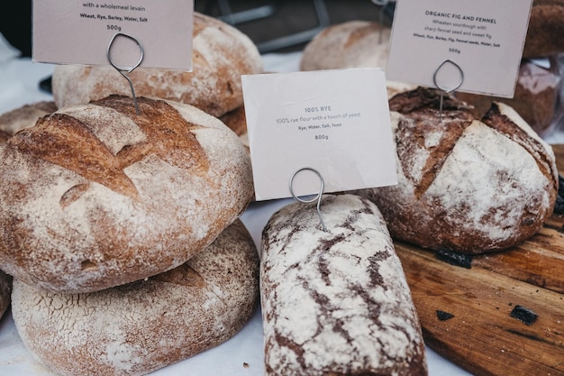 Pane artigianale in vendita in un mercato ambulante all'aperto