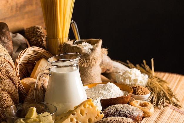 Pane Assortito, Farina, Latte, Olio, Pasta e Formaggi