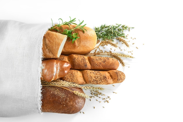 Pane assortito isolato su bianco