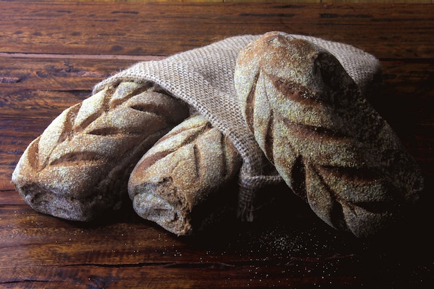 Pane australiano all&#39;interno della borsa rustica sopra fondo di legno rustico