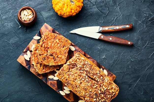 Pane autunnale fatto in casa, pane alla zucca. Cibo rustico. Pagnotta di pane alla zucca