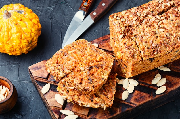 Pane autunnale fatto in casa, pane di zucca. Pagnotta di pane di zucca.