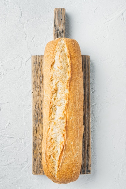 Pane baguette artigianale, su sfondo bianco, vista dall'alto laici piatta