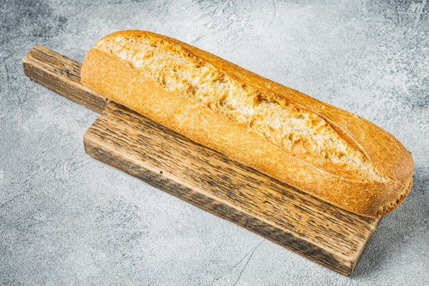 Pane baguette artigianale, sul tavolo grigio