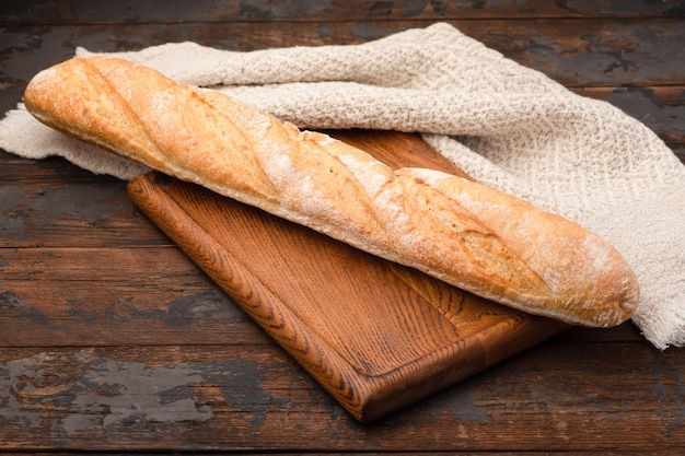 Pane baguette boton segale su fondo di legno