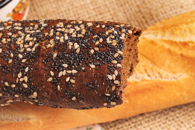 Pane baguette con semi di papavero e sesamo stile rustico