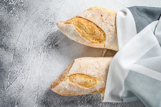 Pane baguette francese fresco. sfondo grigio