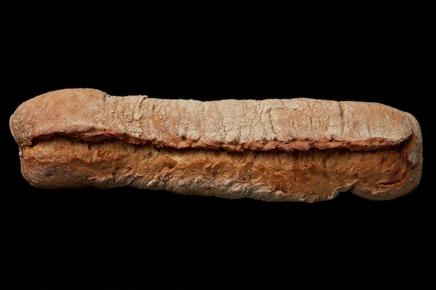 Pane baguette francese isolato su sfondo nero