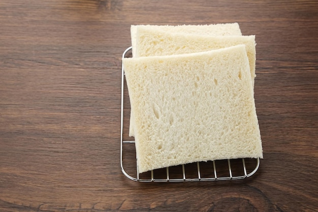 Pane bianco affettato della pagnotta sulla tavola di legno