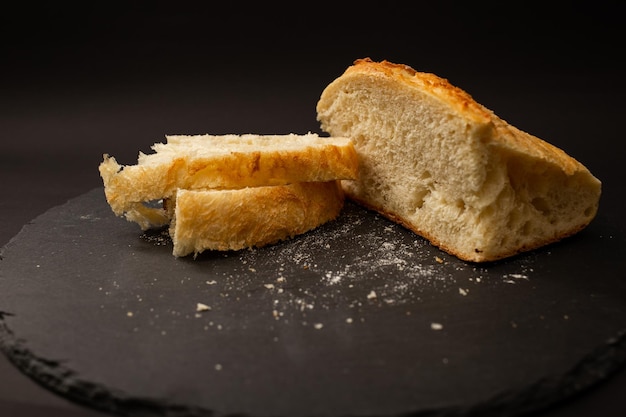 Pane bianco al forno su fondo nero