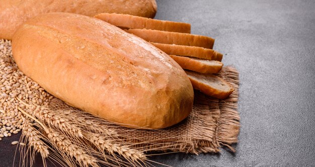Pane bianco appena sfornato. Pane tradizionale appena sfornato
