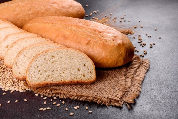 Pane bianco appena sfornato. Pane tradizionale appena sfornato