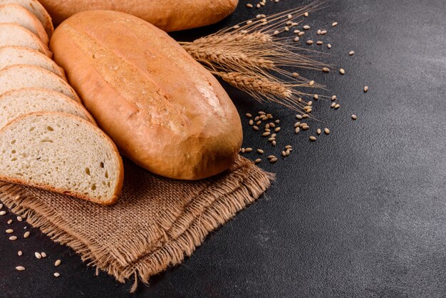 Pane bianco appena sfornato. Pane tradizionale appena sfornato