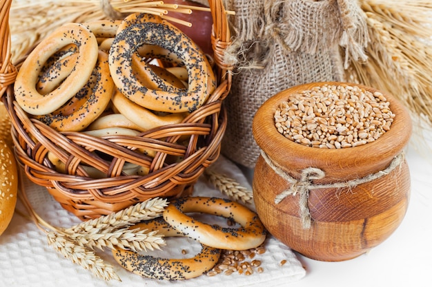 Pane bianco beige, su sfondo bianco