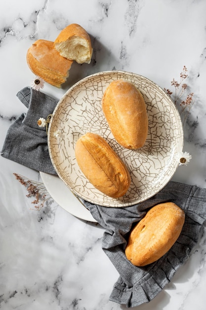 Pane bianco di frumento fresco fatto in casa con lievito