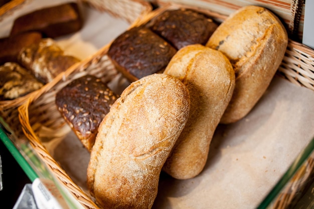 Pane bianco e nero fresco nel negozio sul bancone