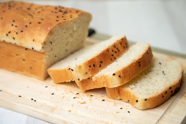 Pane bianco fatto in casa con sesamo. Messa a fuoco selettiva, primo piano.