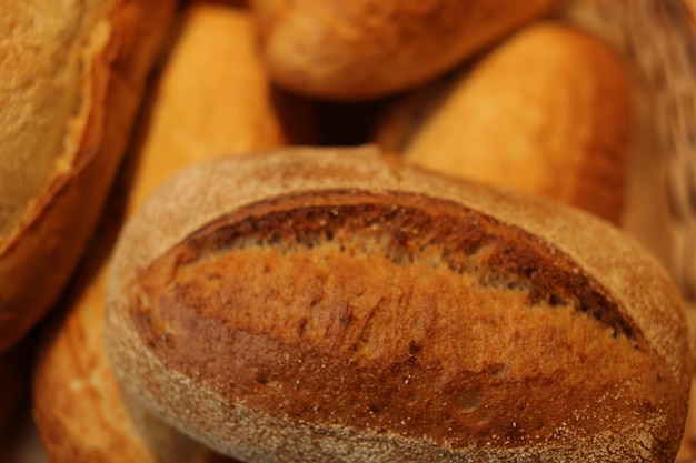 Pane bianco fresco nel negozio sul bancone. Cottura fresca su un bancone del pane in un mercato alimentare