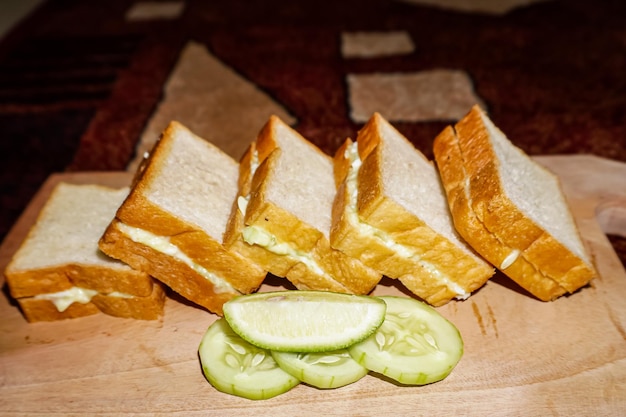 Pane bianco fresco primo piano di pane a fette di grano sul vassoio di legno marrone