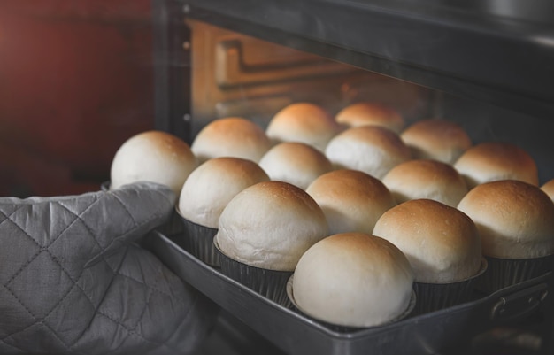 Pane bianco rotondo cotto fatto in casa con illuminazione naturale.