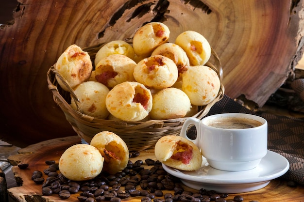 Pane brasiliano al formaggio snack farcito con peperoni e una tazza di caffè